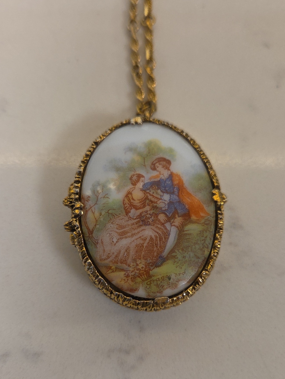 Vintage-Style Gold Oval Locket Cameo Pendant Necklace